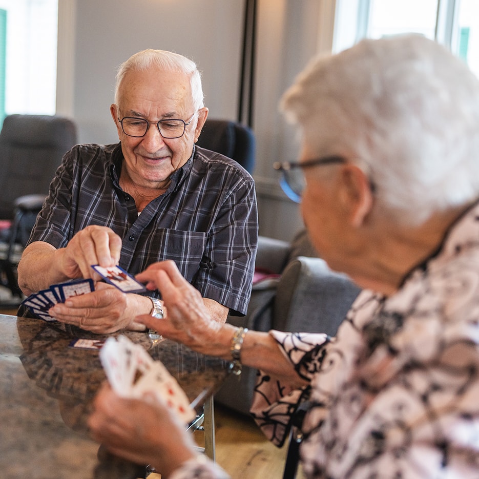 Partie de cartes en couple