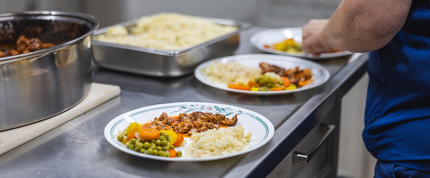 Cuisinier qui prépare le repas en cuisine