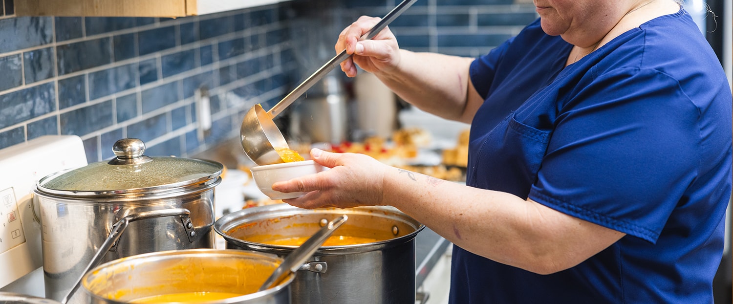 Cuisinière qui verse la soupe