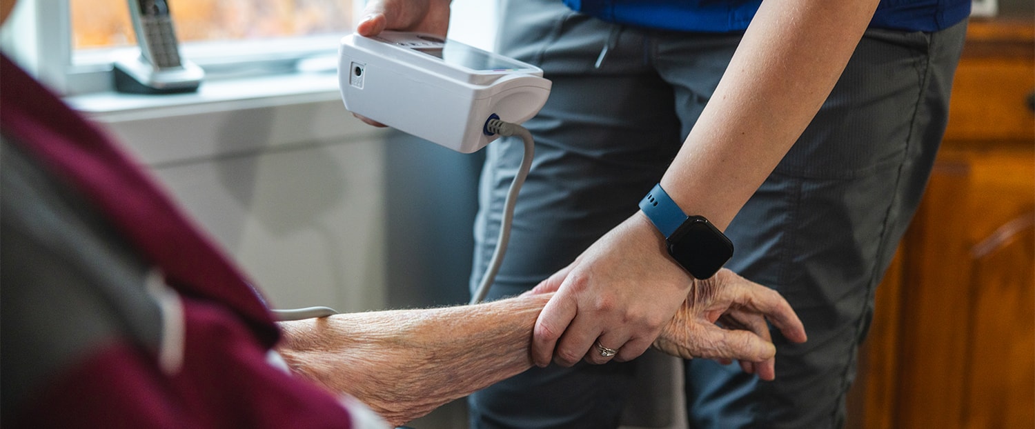Infirmière qui prend les signes vitaux d'une personne agée
