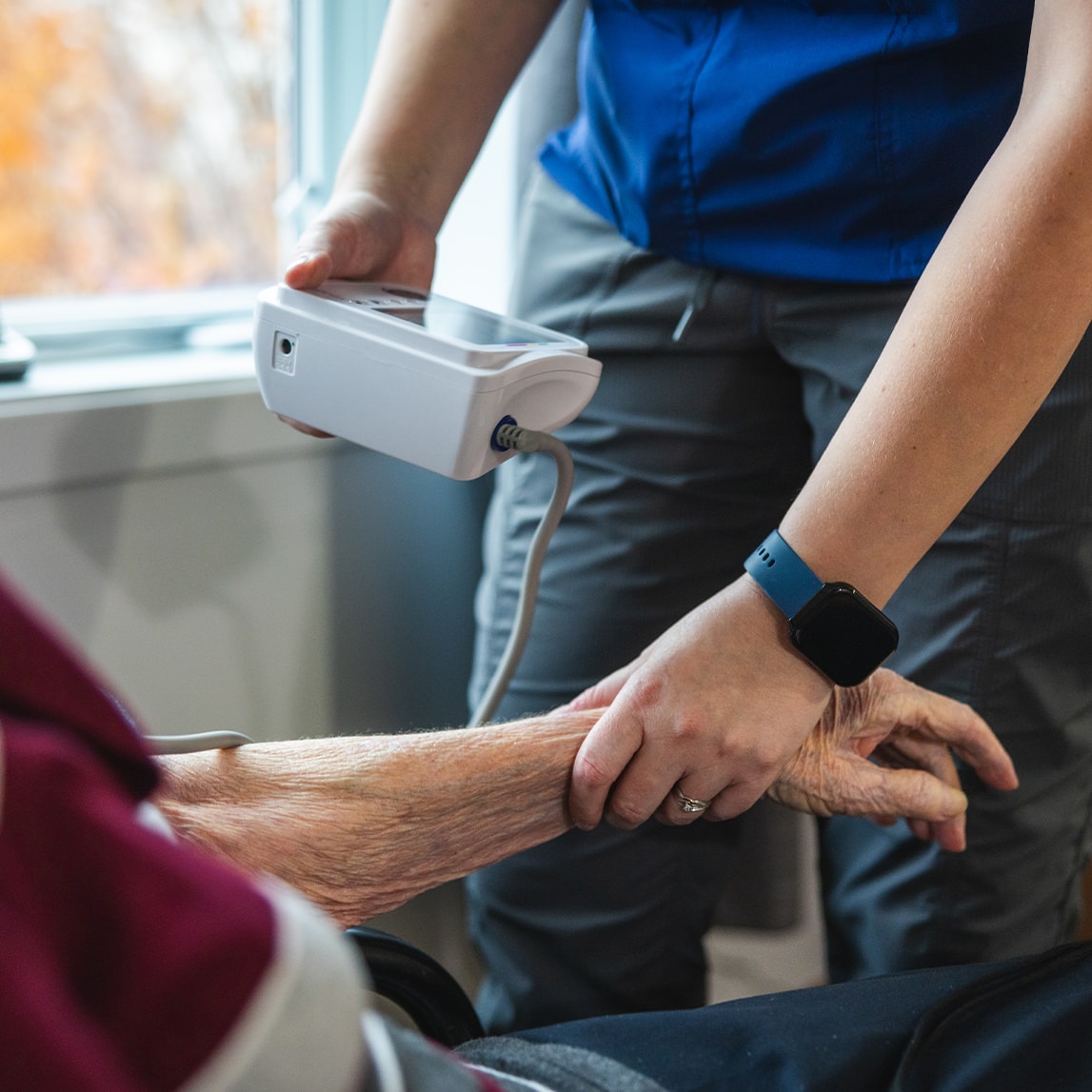 Infirmière prenant les signes vitaux d'un bénéficiare