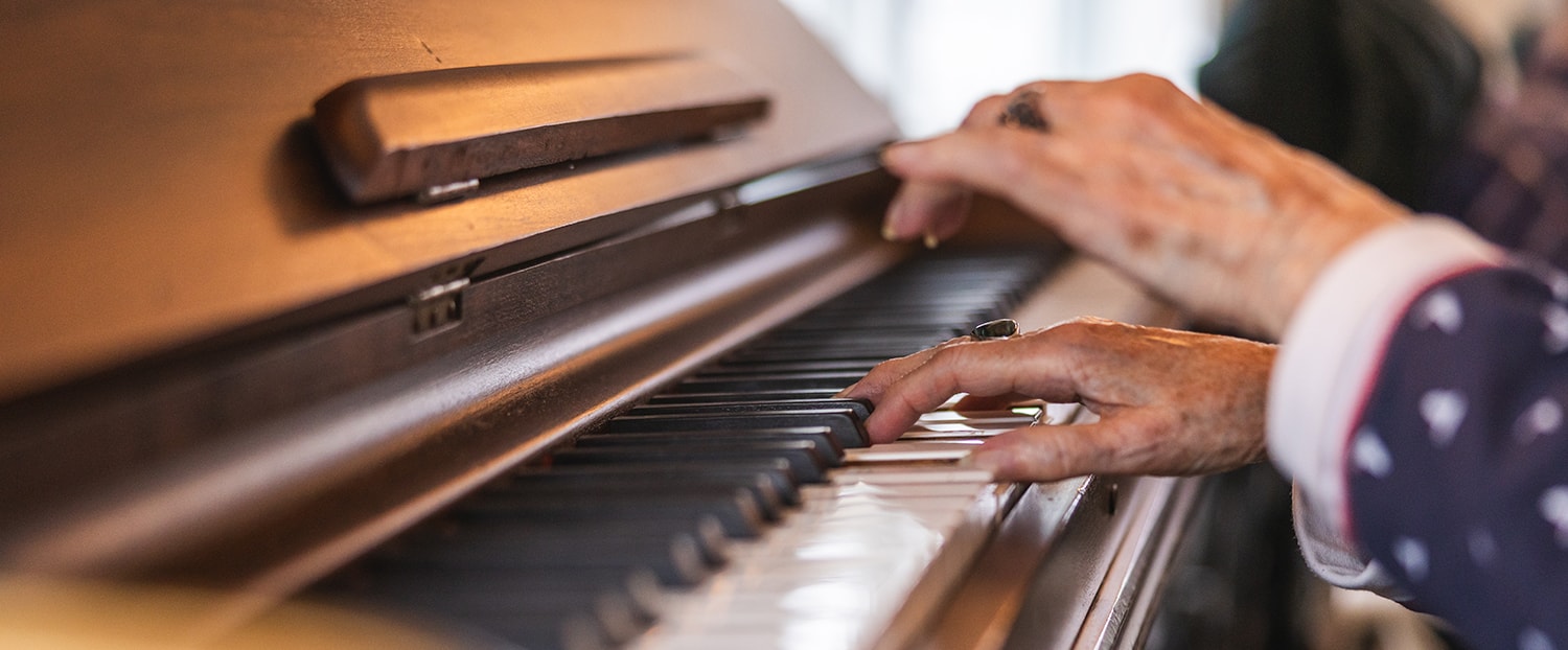 Personne agée jouant du piano