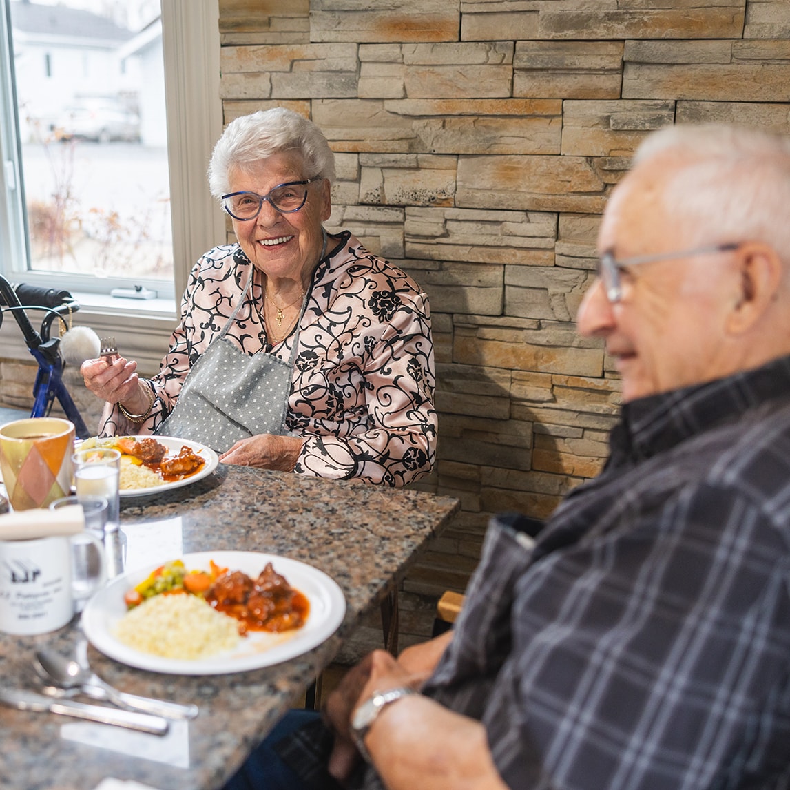 Couple heureux de personnes agées partageant un repas